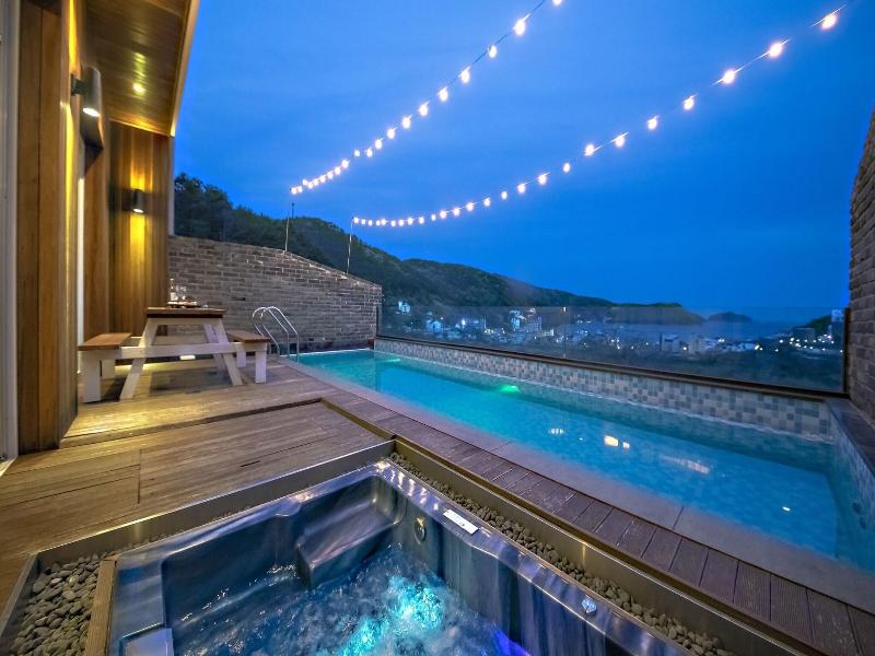 Friemily Pool Villa & Hotel image