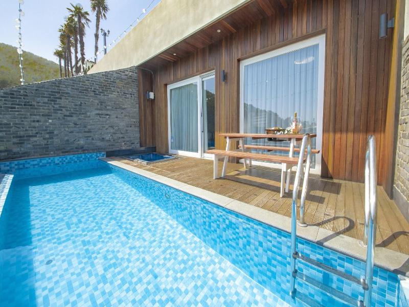 Friemily Pool Villa & Hotel image