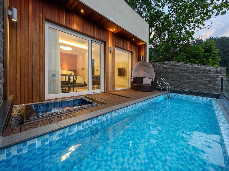 Friemily Pool Villa & Hotel image