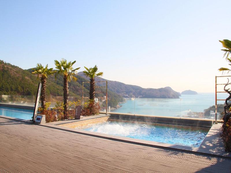 Friemily Pool Villa & Hotel image
