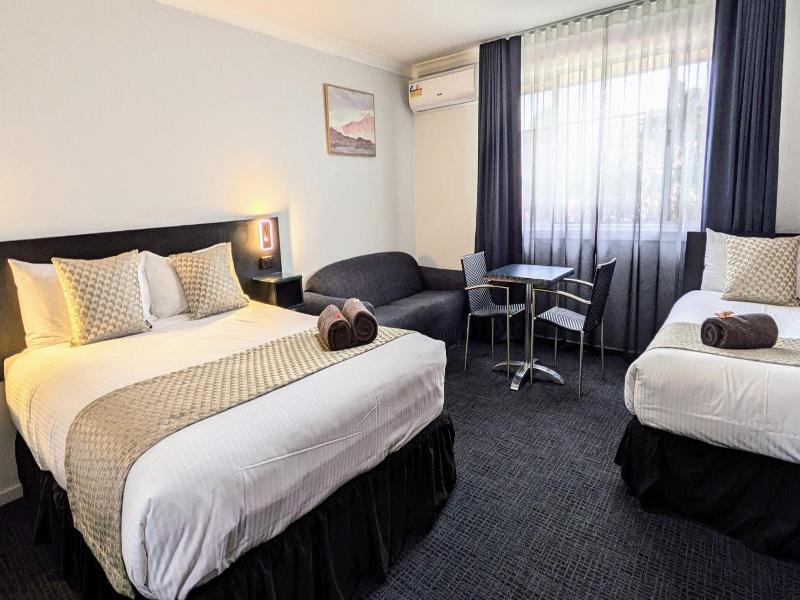 Highlands Motor Inn image