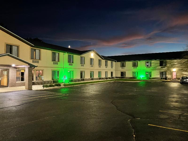 Delavaninn And Suites image