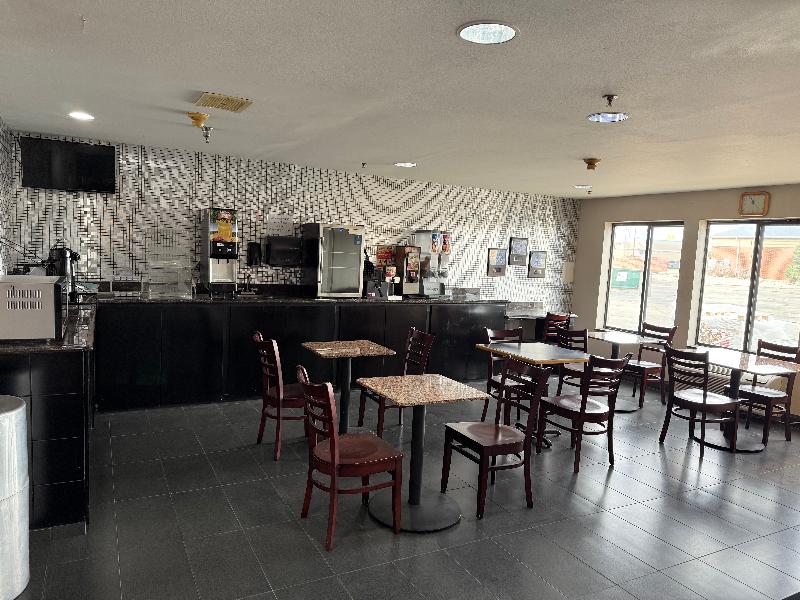 Delavaninn And Suites image