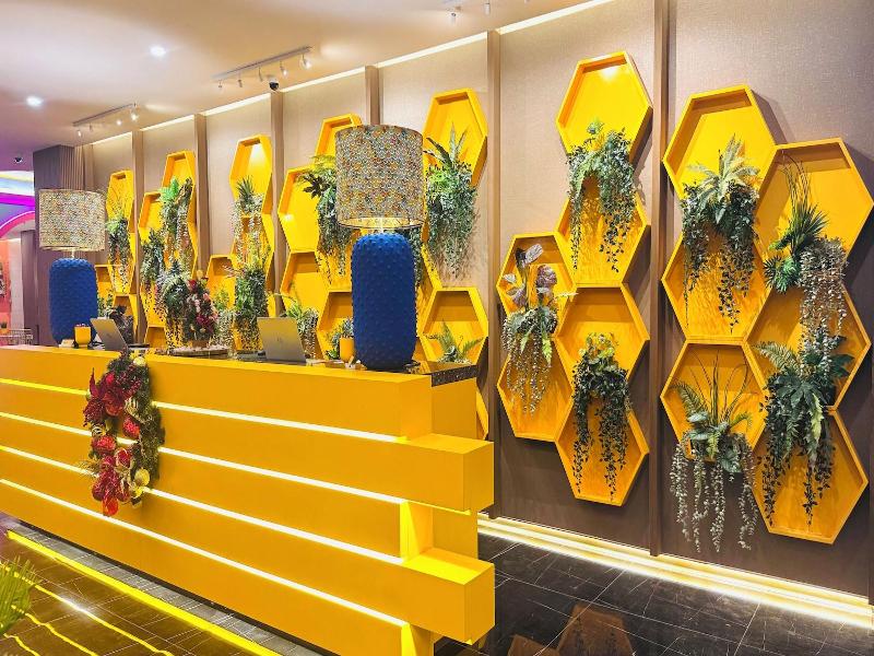 Yellow Bee Resort Cililitan image