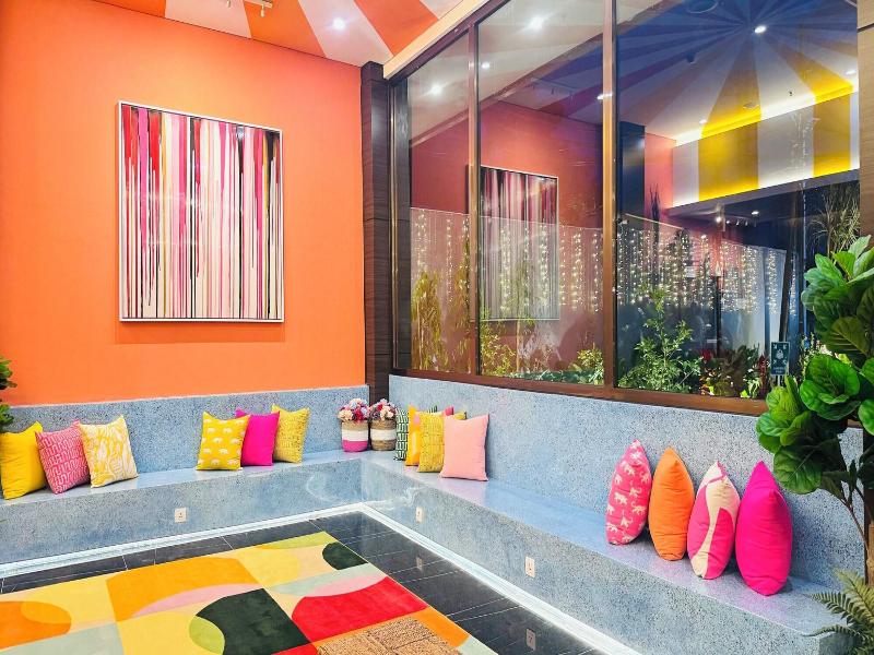 Yellow Bee Resort Cililitan image