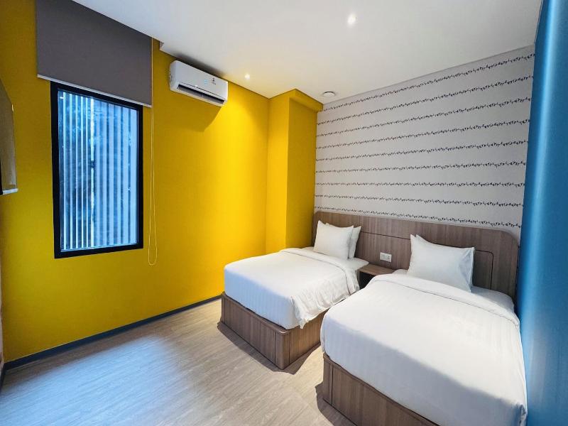Yellow Bee Resort Cililitan image