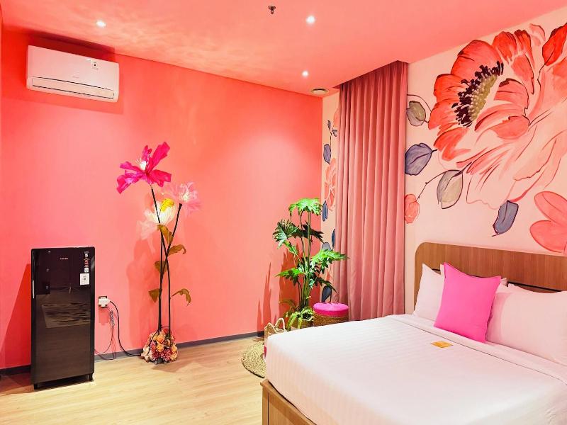 Yellow Bee Resort Cililitan image