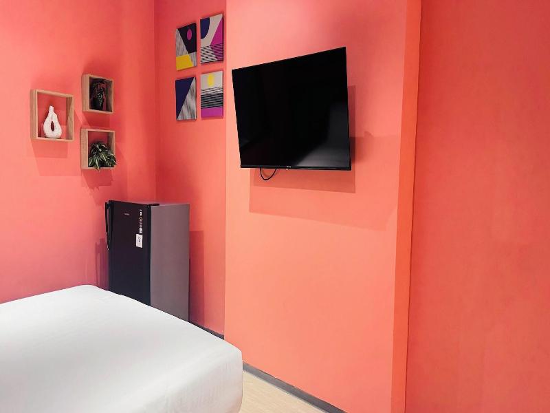 Yellow Bee Resort Cililitan image