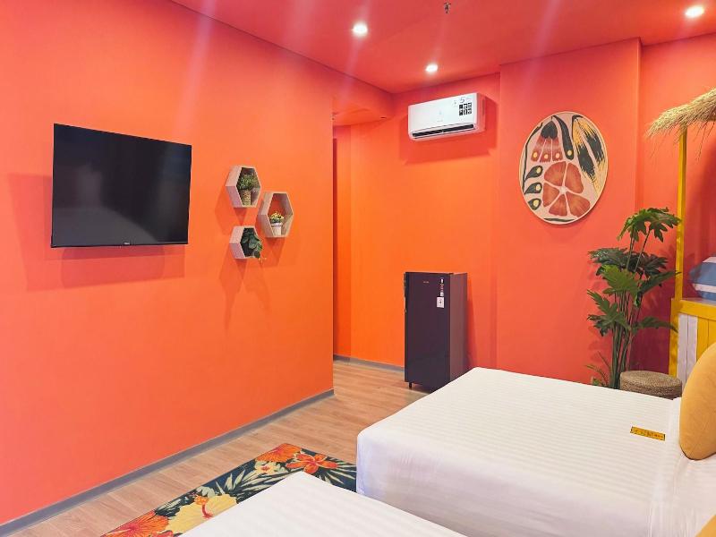 Yellow Bee Resort Cililitan image