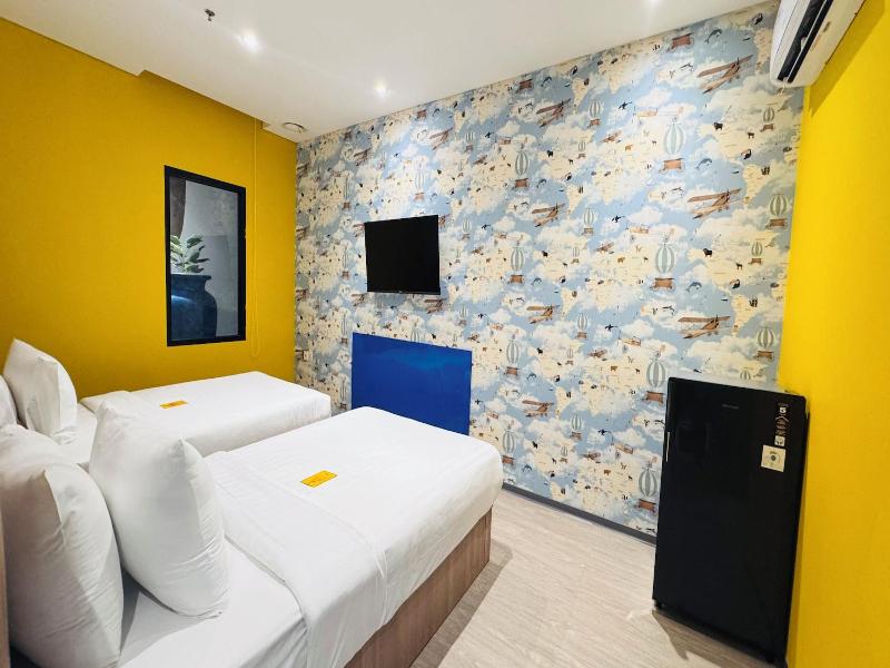 Yellow Bee Resort Cililitan image
