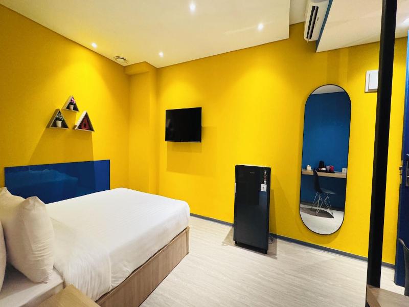 Yellow Bee Resort Cililitan image