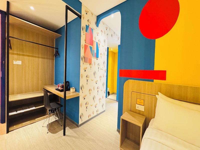 Yellow Bee Resort Cililitan image