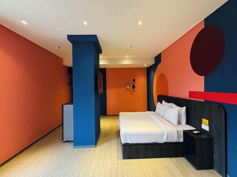Yellow Bee Resort Cililitan image