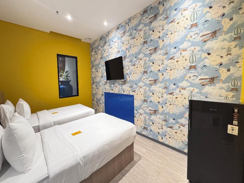 Yellow Bee Resort Cililitan image