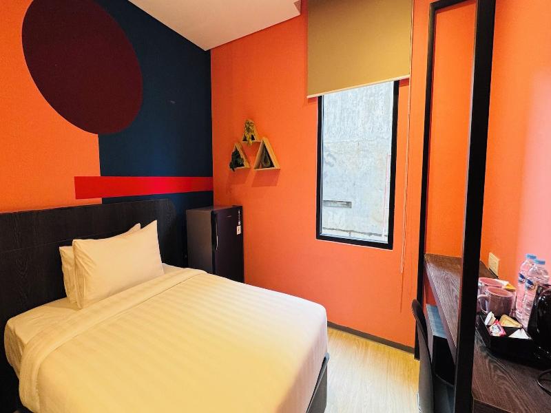 Yellow Bee Resort Cililitan image