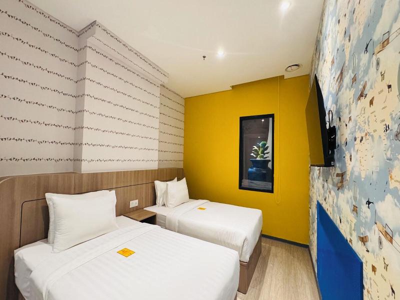 Yellow Bee Resort Cililitan image