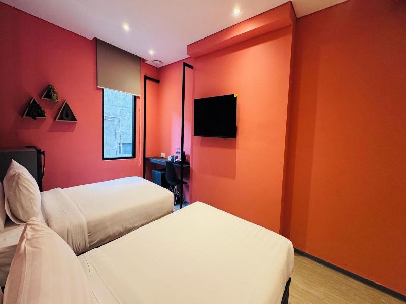 Yellow Bee Resort Cililitan image