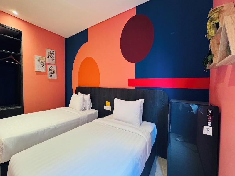 Yellow Bee Resort Cililitan image