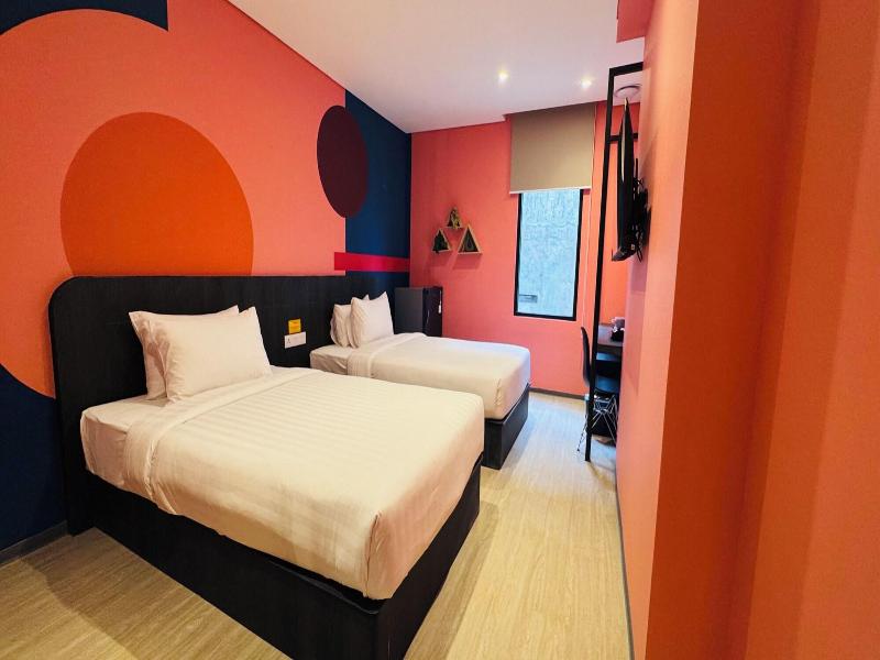 Yellow Bee Resort Cililitan image