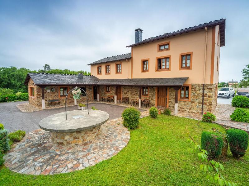 Apartamentos Navalin image