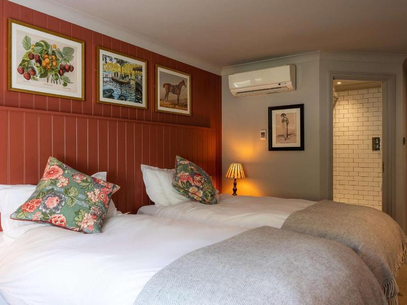 Dukes Head Hotel image