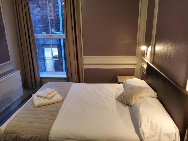 The Avenue Hotel image