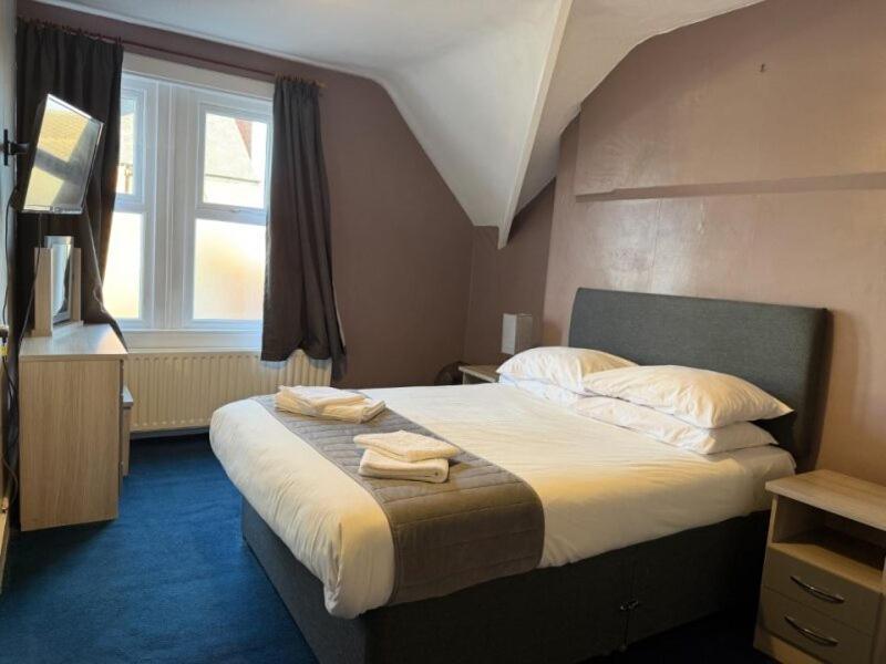 The Avenue Hotel image