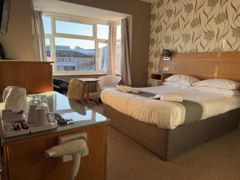 The Avenue Hotel image