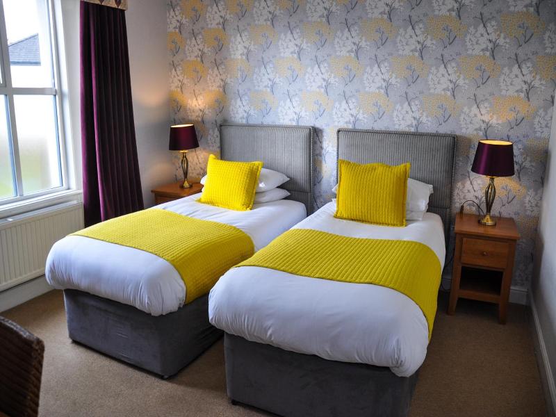 "the Beaufort, Raglan" image