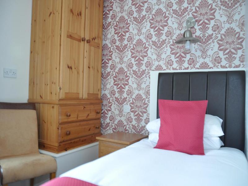 "the Beaufort, Raglan" image
