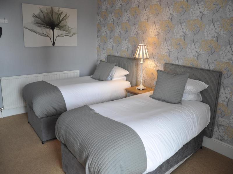 "the Beaufort, Raglan" image
