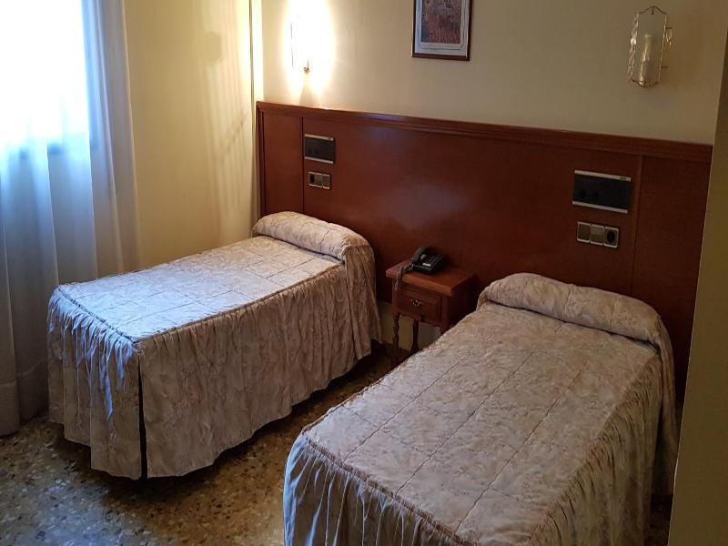 Hotel Reina Isabel image