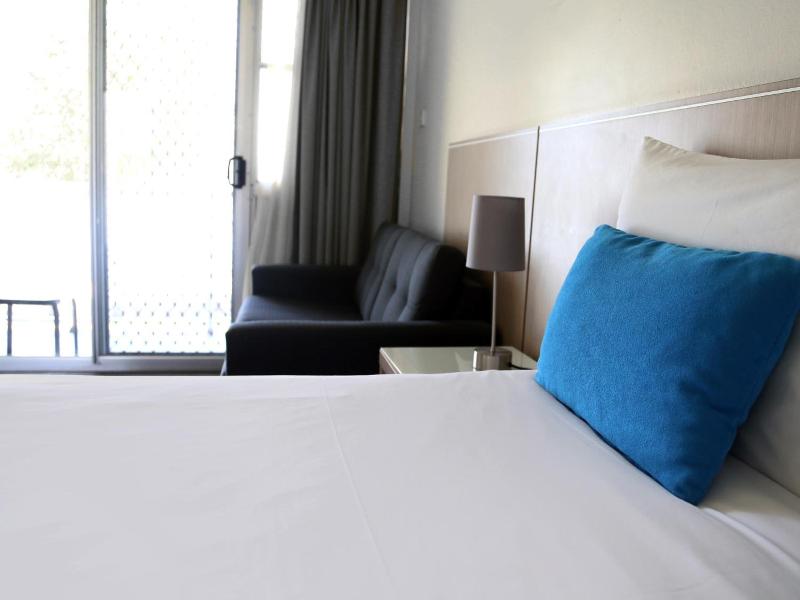 Zorba Waterfront Motel image
