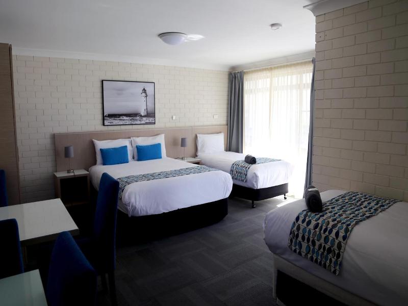 Zorba Waterfront Motel image