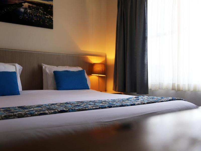 Zorba Waterfront Motel image