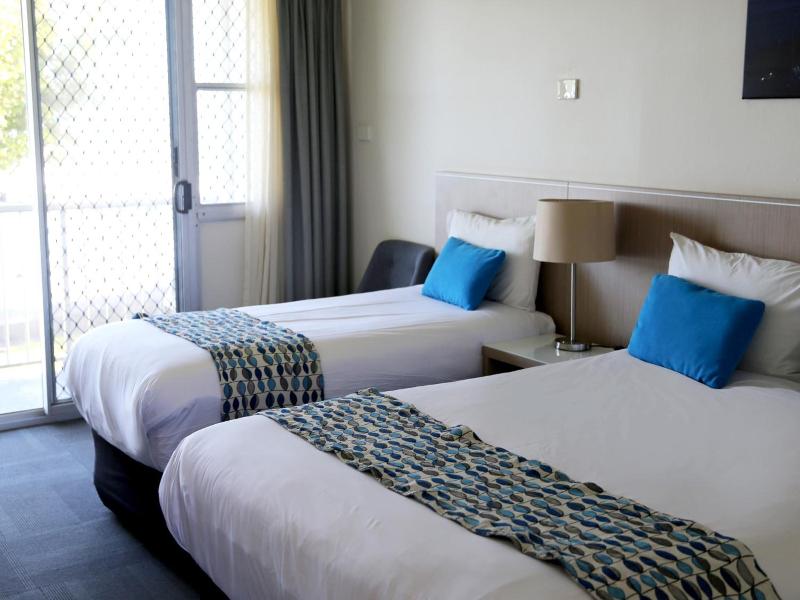Zorba Waterfront Motel image