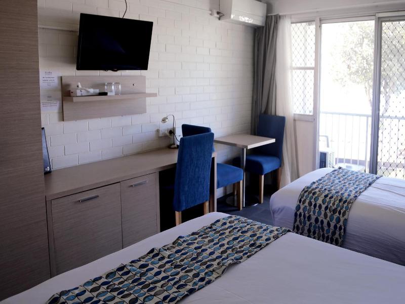 Zorba Waterfront Motel image
