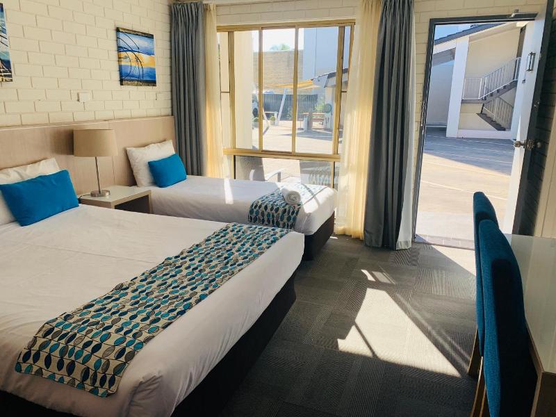 Zorba Waterfront Motel image