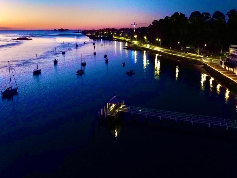 Zorba Waterfront Motel image