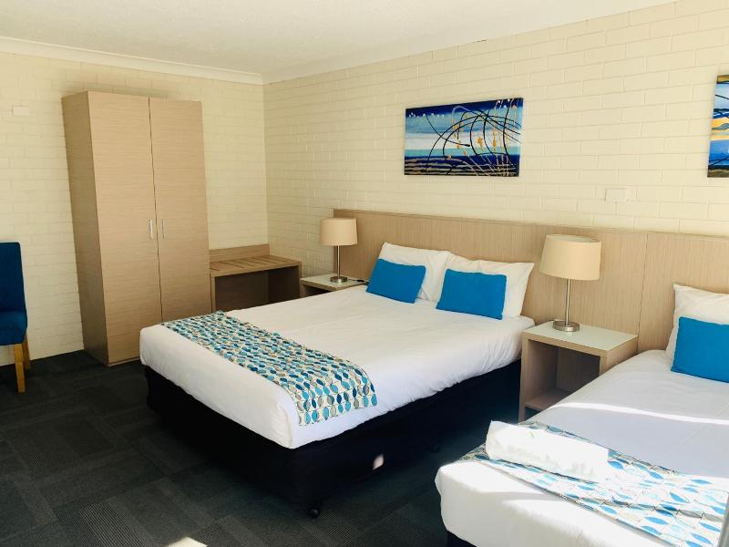 Zorba Waterfront Motel image