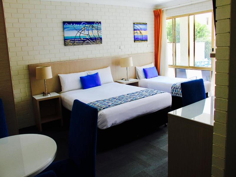 Zorba Waterfront Motel image