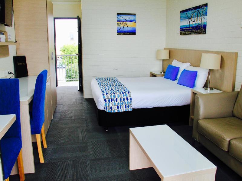Zorba Waterfront Motel image