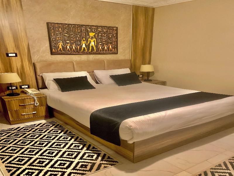 New Museum Guest House Pyramids View image