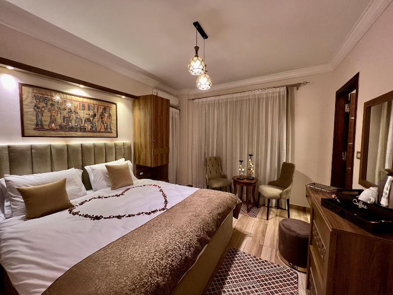New Museum Guest House Pyramids View image