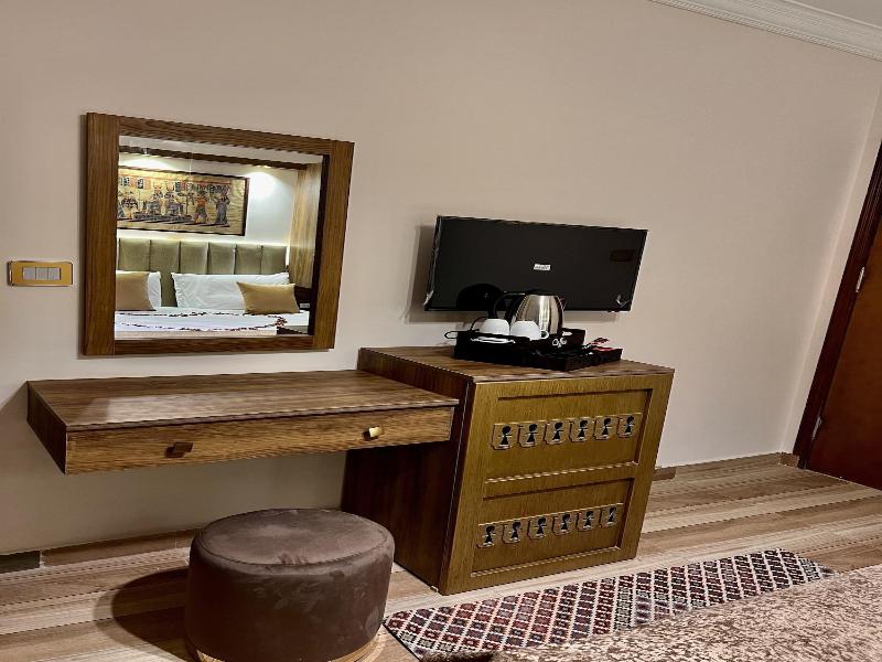 New Museum Guest House Pyramids View image