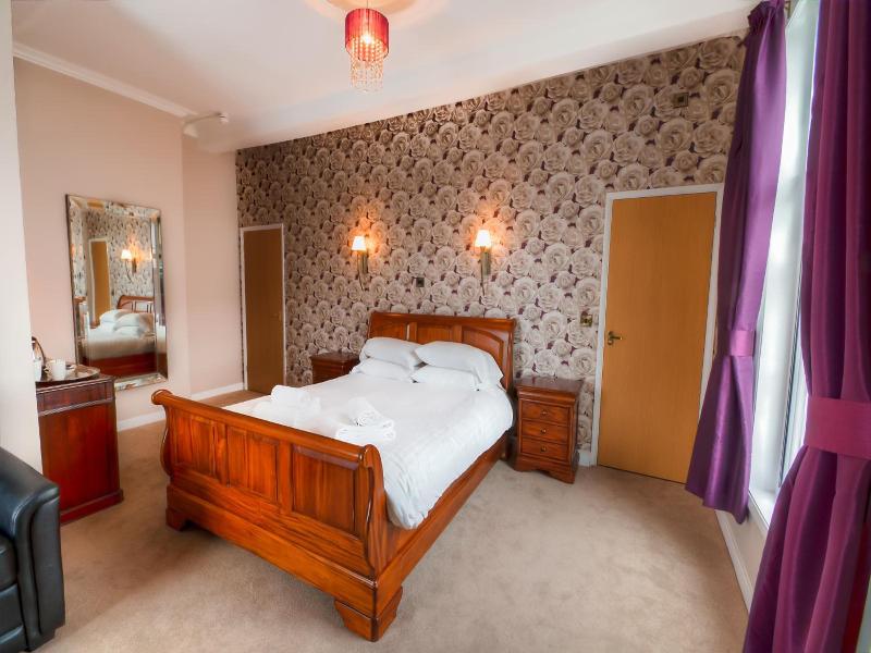 The Elephant & Castle Hotel image