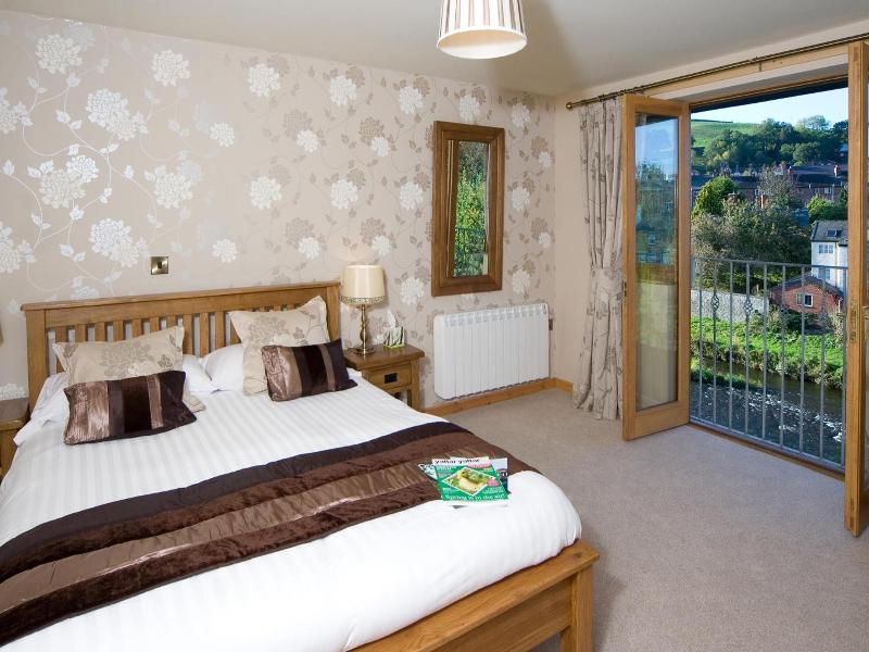 The Elephant & Castle Hotel image