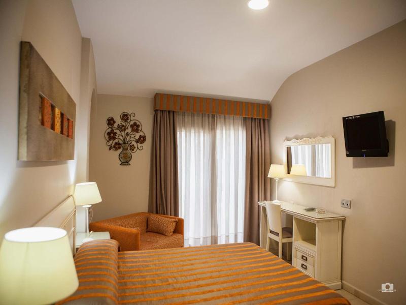 Hotel Versalles image