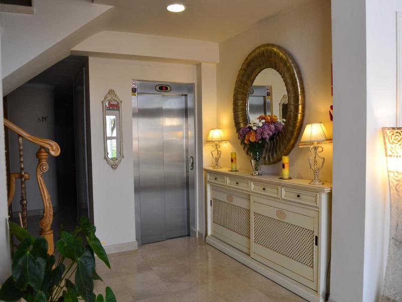 Hotel Versalles image