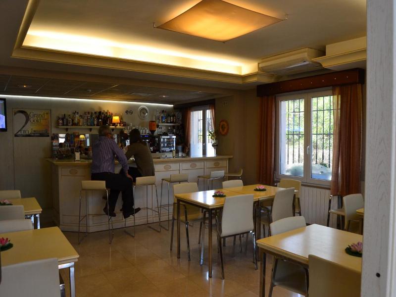 Hotel Versalles image